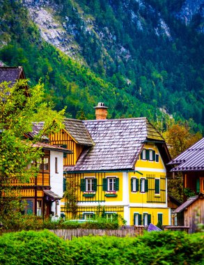 Sarı eski bina kayalık dağ Hallstatt, Avusturya
