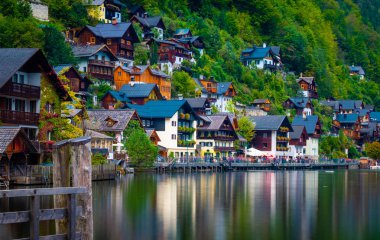 Dağ yamacı Hallstatt Gölü toplayan, Avusturya