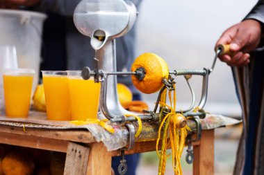 Yapım aracı ile masaya portakal suyu