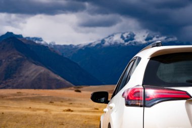 Beyaz arabanın içinde mountanious Peru