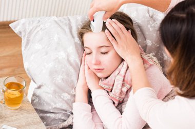 Hasta kızları Sıcaklığı ölçme anne