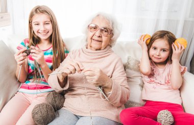 Büyükanne ile örgü granddaughters