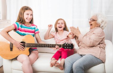 Granddaughters gitar dinleme büyükanne ile