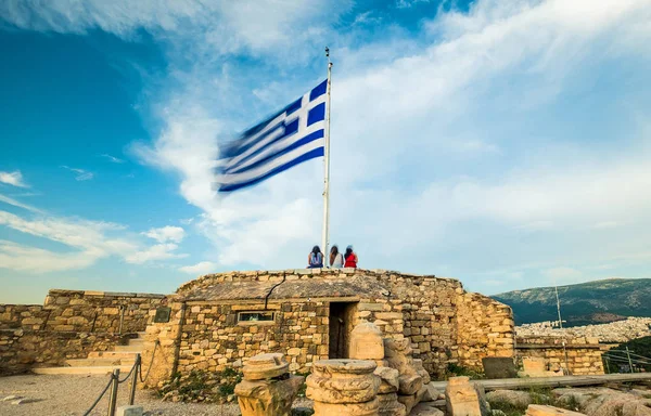 Bandera griega ondeando contra el cielo azul — Foto de Stock