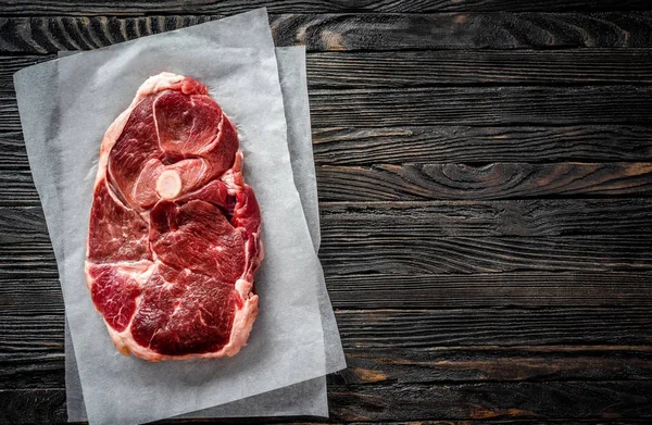 Pedaço de carne crua de cordeiro — Fotografia de Stock