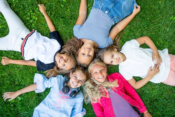 Glücklich lächelnde Kinder — Stockfoto