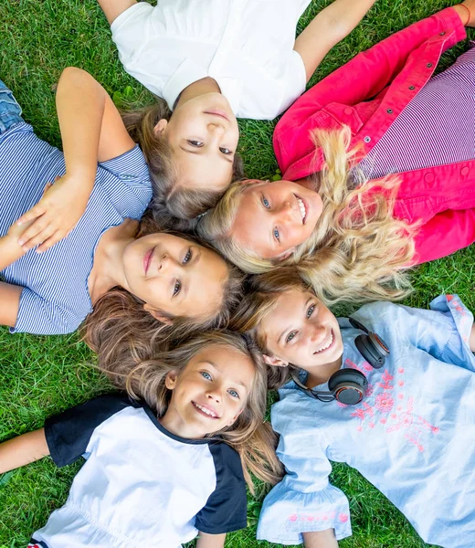 Bambini sorridenti felici — Foto Stock