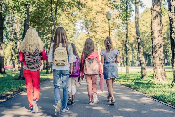 Skolepiger med skoletasker - Stock-foto