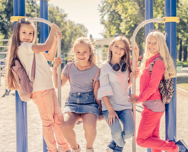 Schoolmeisjes in de speeltuin — Stockfoto