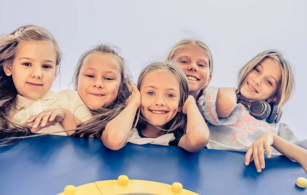 Piccoli bambini felici — Foto Stock