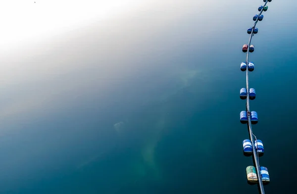 Вид с воздуха на голубую трубку с бочками на озере — стоковое фото