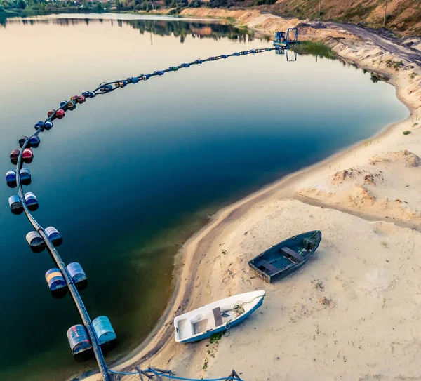 Vista aérea del tubo azul con barriles en el lago —  Fotos de Stock