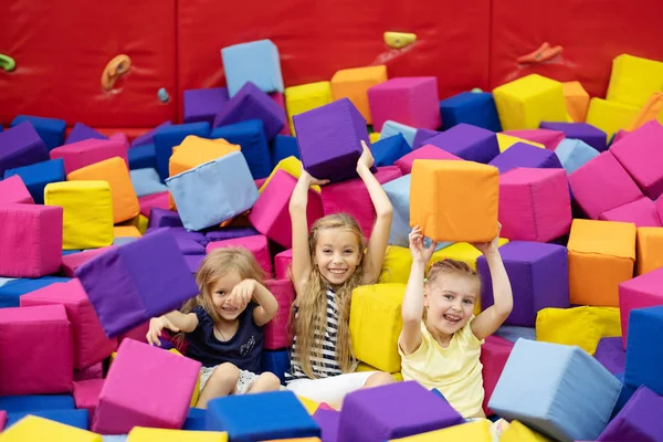 Kleine meisjes zitten in de speelkamer — Stockfoto