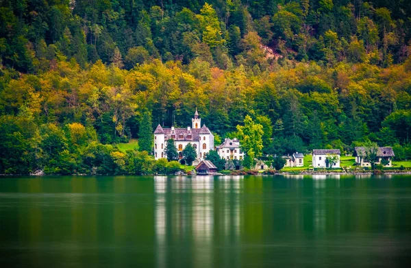 Niesamowite krajobrazy jesienne biały zabytkowy zamek, w pobliżu lasu w Hallstatt, Austria — Zdjęcie stockowe