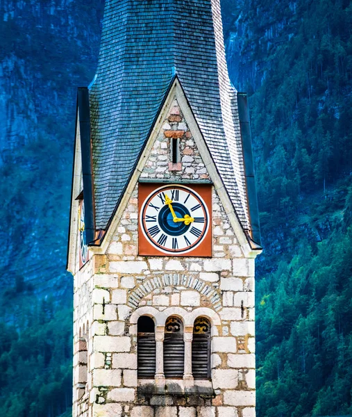 Fechar vista do relógio protestante churchs na torre alta em Hallstatt, Áustria — Fotografia de Stock