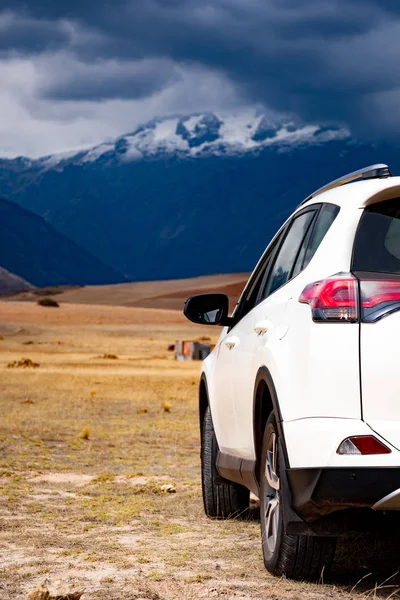 Mașină albă în munți — Fotografie, imagine de stoc
