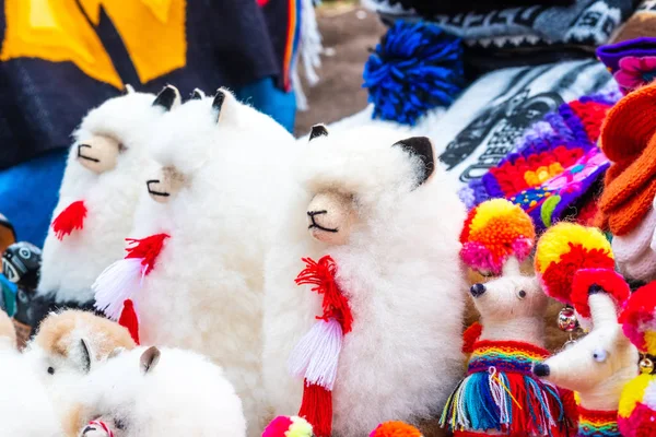 Lama de brinquedo branco na loja de rua no Peru — Fotografia de Stock