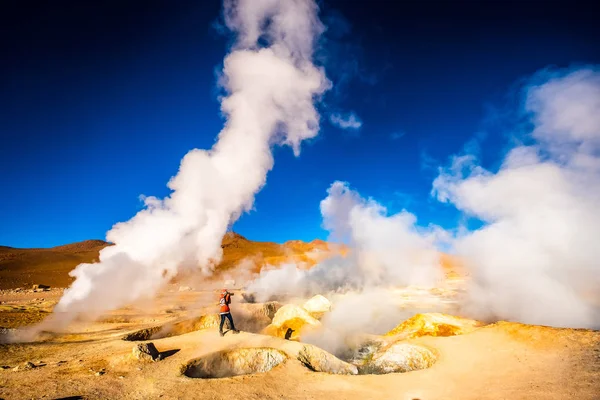 Fotógrafo entre geysers fumegantes em Bolívia — Fotografia de Stock