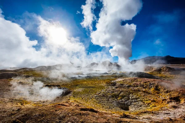 Güneş Boivian çöl manzara geysers Buhar ile — Stok fotoğraf
