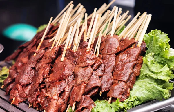 Carne de comida callejera con ensalada — Foto de Stock