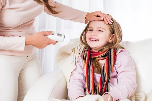 Mutter misst Temperatur der Töchter — Stockfoto