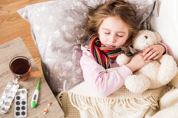 Menina doente dormindo — Fotografia de Stock