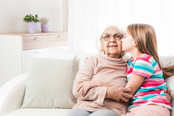 Nieta encantadora abrazo abuela — Foto de Stock