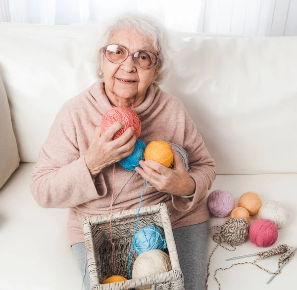 Abuela sosteniendo de punto cordones bolas — Foto de Stock