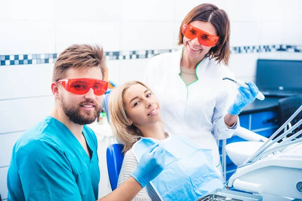 Dentistas sorridentes na clínica de estomatologia — Fotografia de Stock