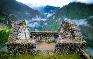 Machupicchu taş anchient duvar ve tapınak dağlar arasında güneş görünümü