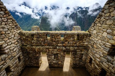 Machupicchu taş anchient duvar ve tapınak dağlar arasında güneş görünümü