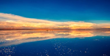 Nefes kesen Salar de Uyuni ayna geniş alan