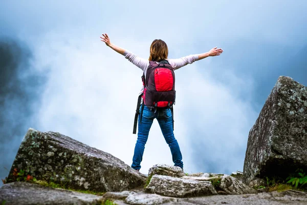 Chica con mochila montañas — Foto de Stock