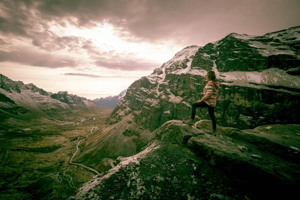 アンデスの風景の喜びを取る岩の端に女の子 — ストック写真