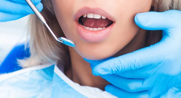 Detailní záběr na zubaře examinating dívka — Stock fotografie
