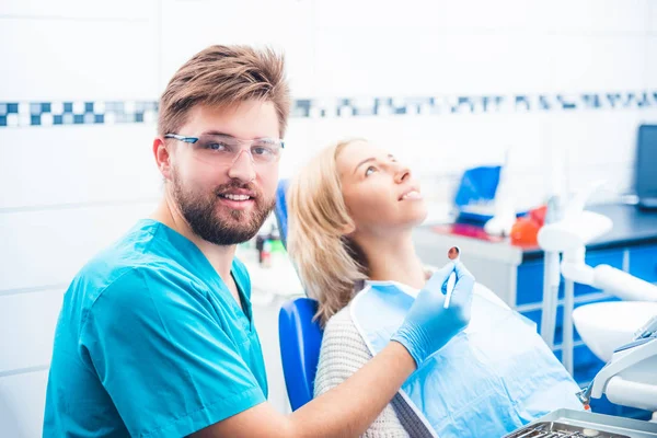 Dentista examinando chica — Foto de Stock