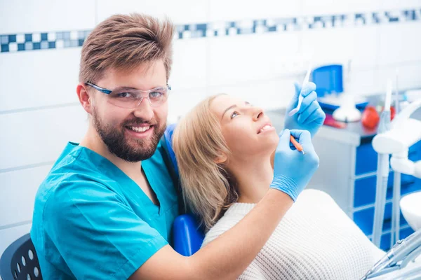 Patienten och tandläkaren — Stockfoto