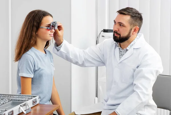 Lekarz gospodarstwa oko specjalny sprzęt — Zdjęcie stockowe