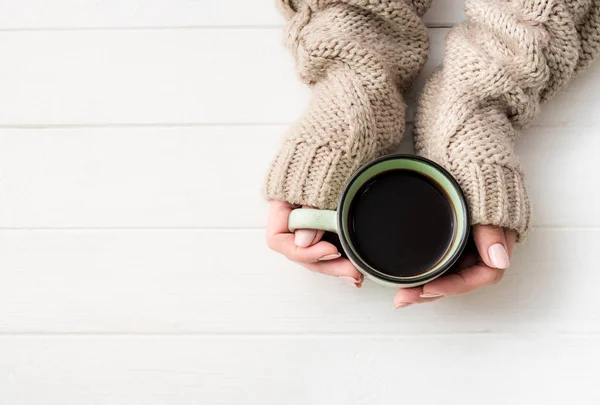 Vista superior de la chica en suéter sosteniendo taza de café — Foto de Stock