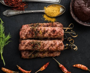 Baharat ile ızgara Kebap