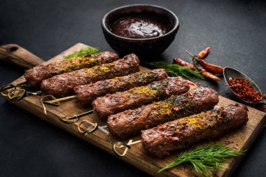 Baharat ile ızgara Kebap