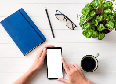 Çalışma evde akıllı telefon kullanan kız Üstten Görünüm