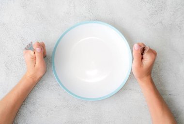 Kız holding çatal ve bıçak