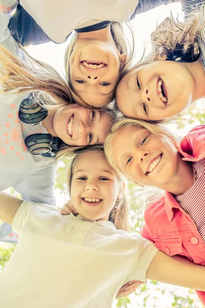 屋外の子供たちの笑顔 — ストック写真