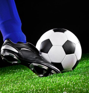 Futbol sahasında futbol topu
