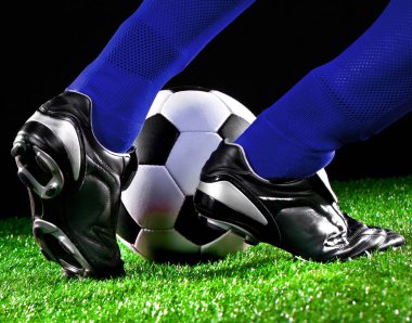 Futbol sahasında futbol topu