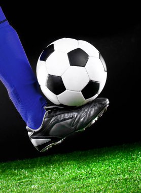 Futbol sahasında futbol topu