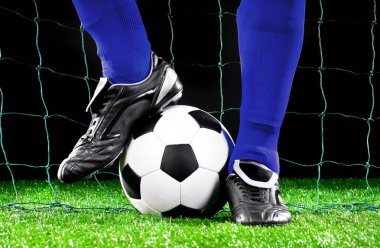 Futbol sahasında futbol topu