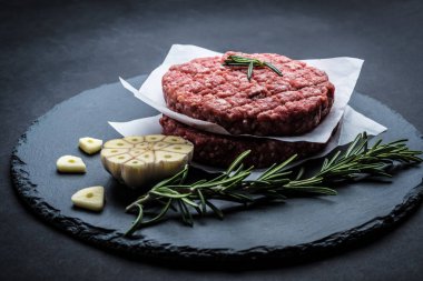 Ham burger sığır patty taş zemin üzerine