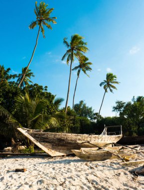 Bir kumsalda oturuyor etnik yelkenli gemi